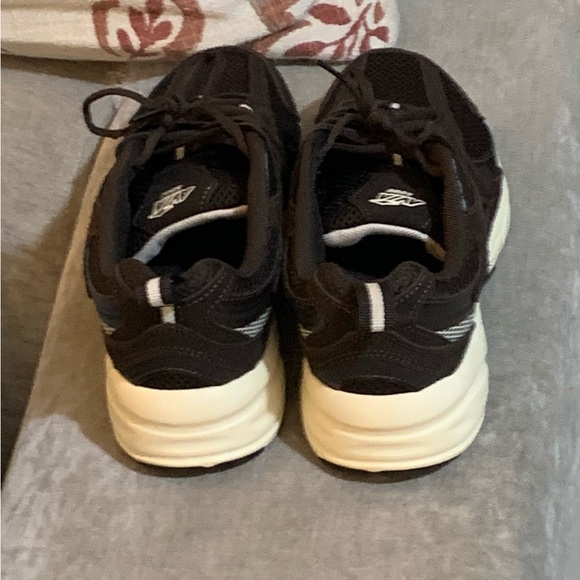 Women’s Avia Sneakers - Picture 3 of 6